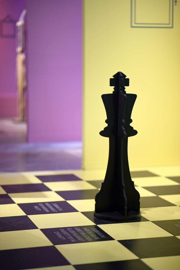 En bild på en gigantisk schackpjäs från utställningen Digitopia.
