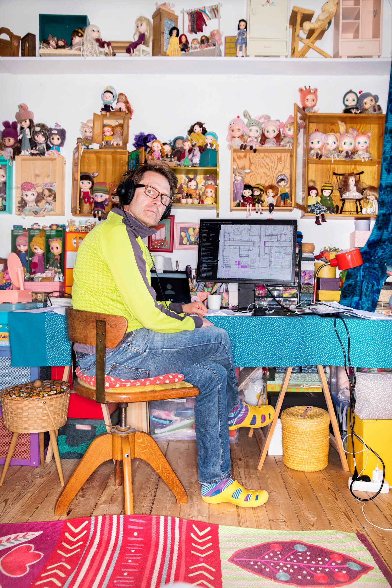 En man sittandes vid en dator i en hemmakontors miljö.