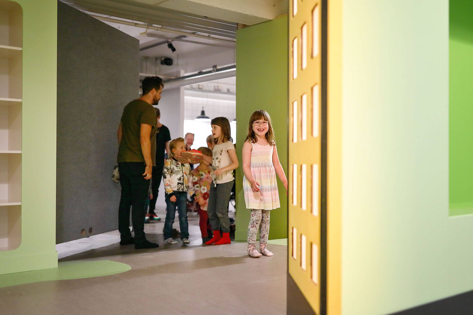 Pedagog leder barn genom utställningen lilla arbetets museum.