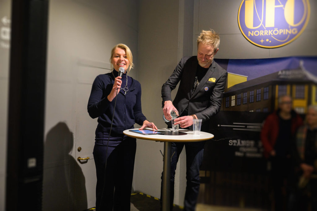 Bild på två personer från utställningen Ufo Norrköpings vernissage. 