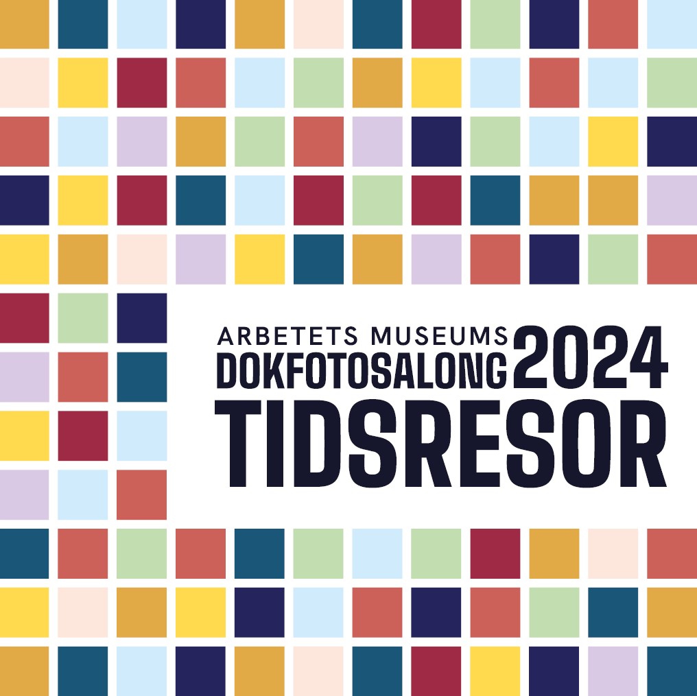 En mosaik med massor av rutor i olika färger och texten "Arbetets museums Dokfotosalong 2024 - Tidsresor".