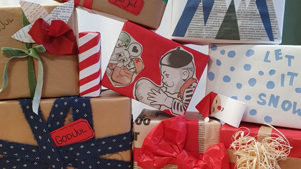 Färgglada och kreativa julklappar inslagna i återbrukat material.