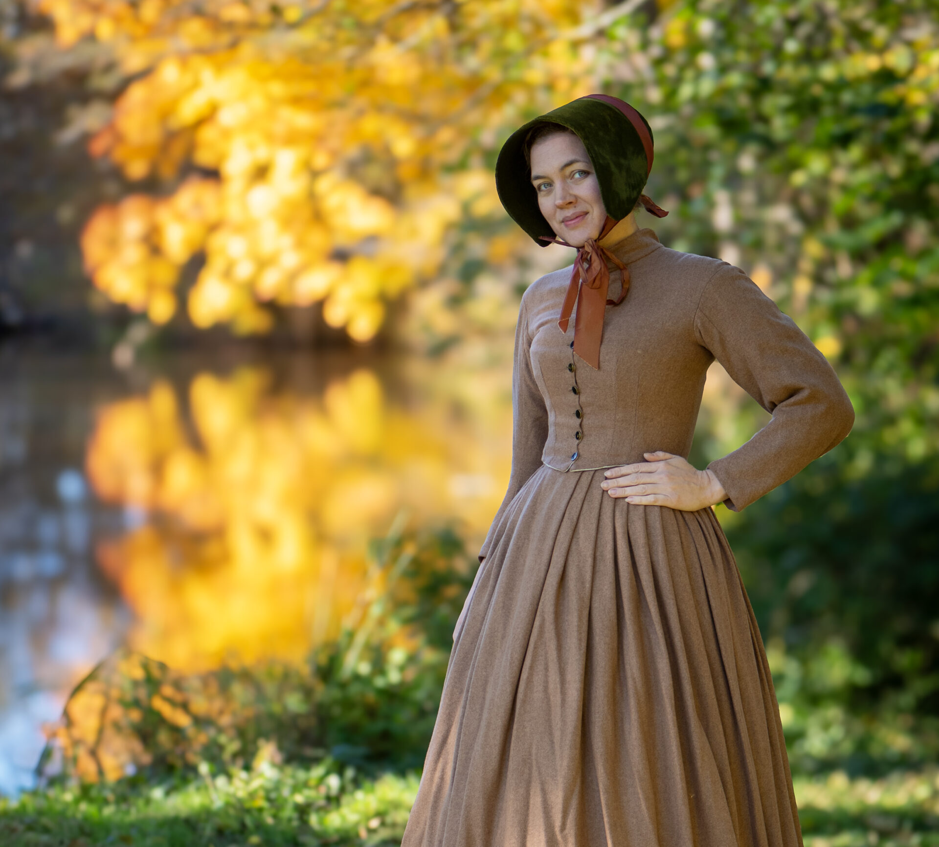 Kvinna med mindre krinolin 1860-tal i en höstmiljö.