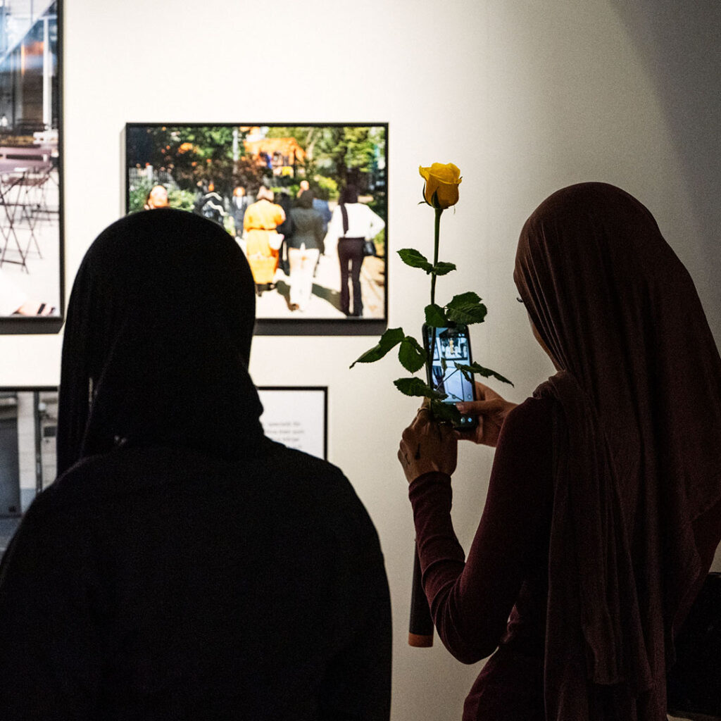 Två tjejer besöker fotoutställningen "Vår verklighet" av gruppen Power in da Hood på Arbetets museum.